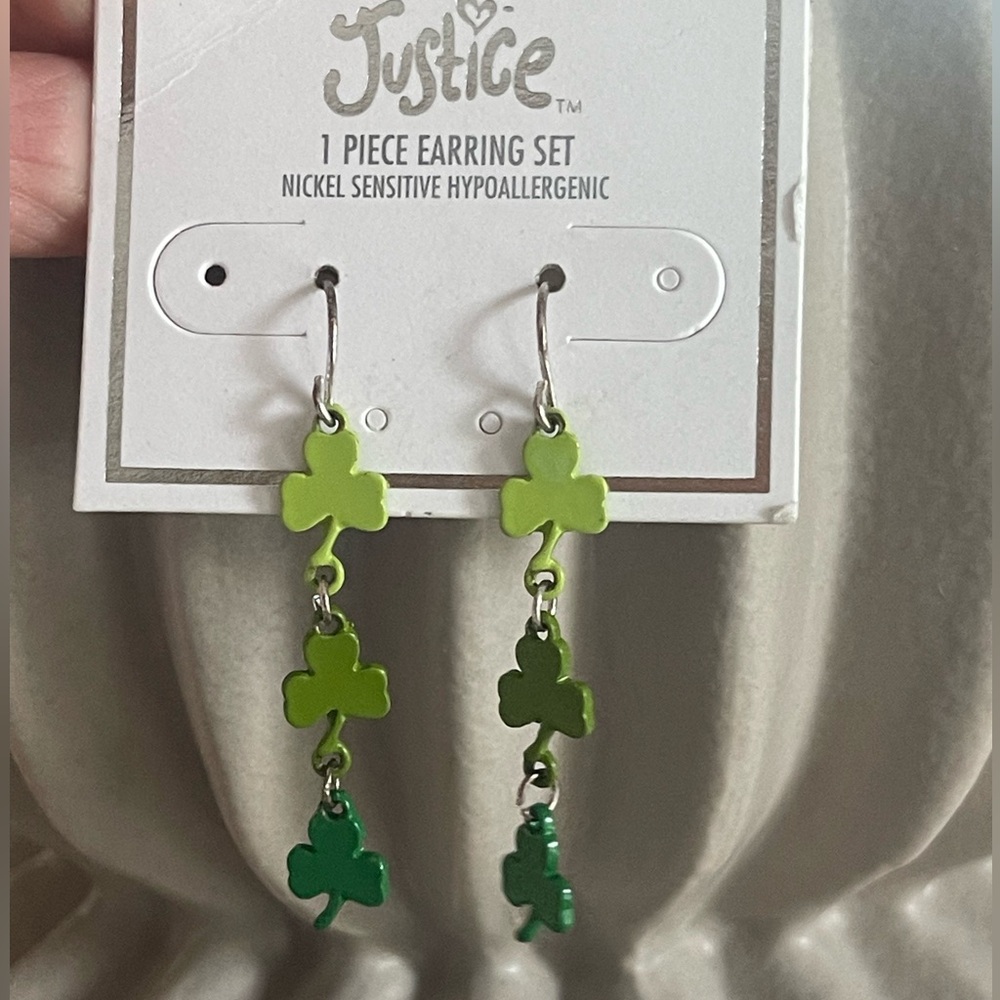 NWT shramrock four leaf clover dangle earrings